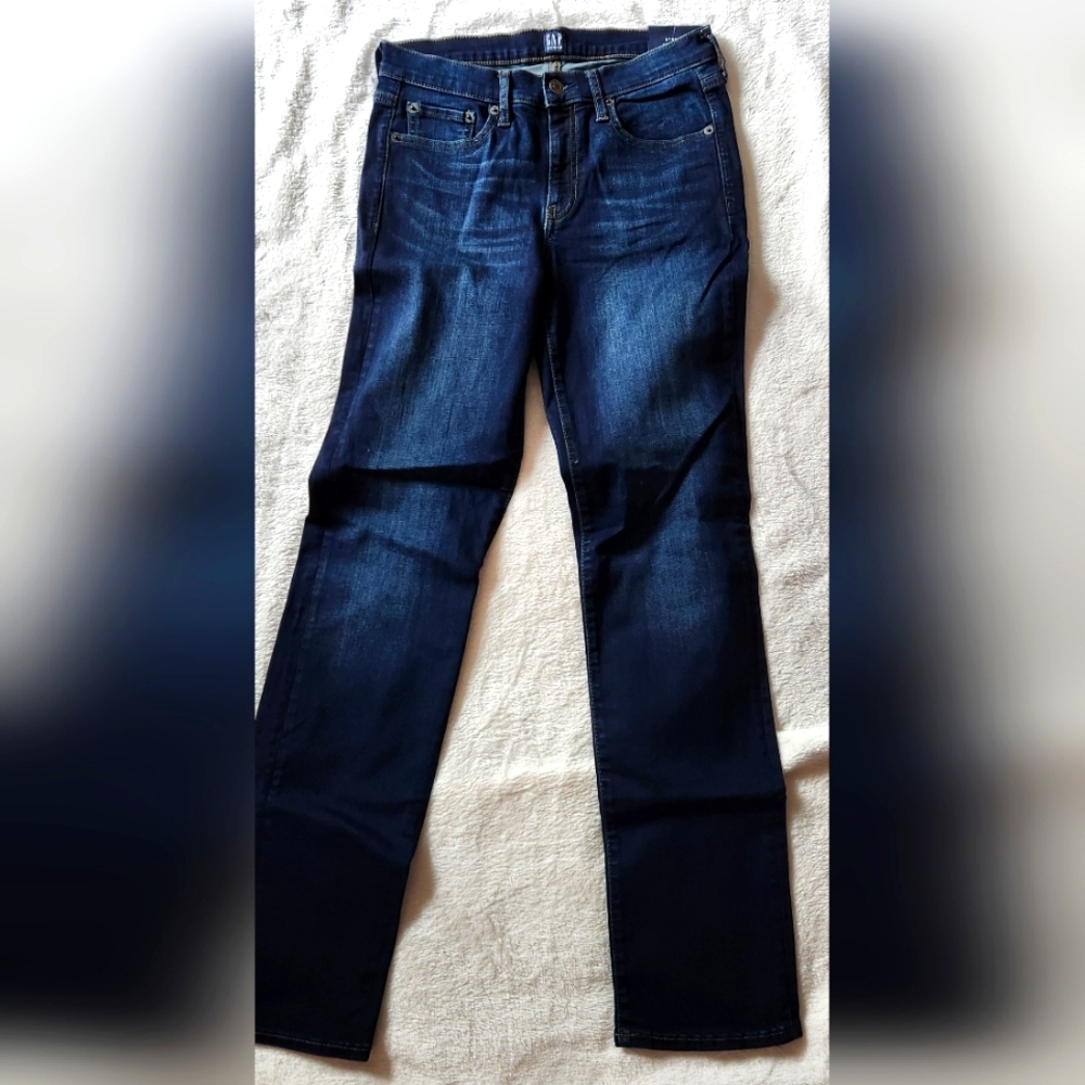 NWT GAP Women's Dark Blue Jeans. Classic Straight. Size 28R